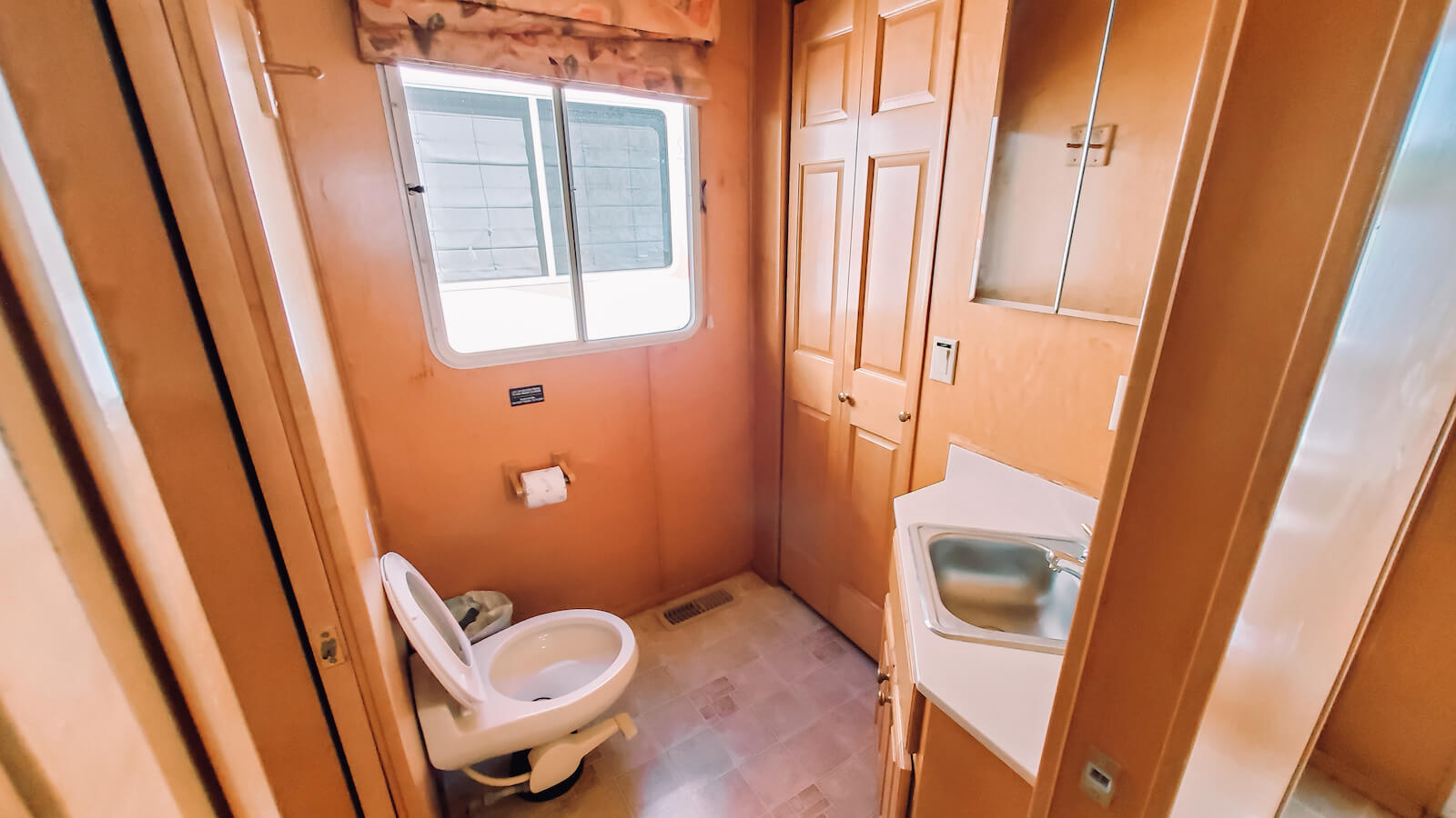 Bathroom in the S&S Rentals Party Top Sharpe Houseboat