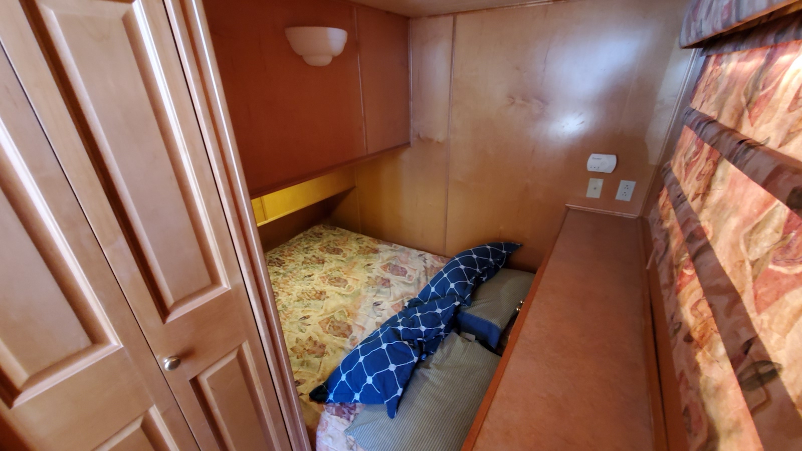 Bedroom in the S&S Rentals Party Top Sharpe Houseboat