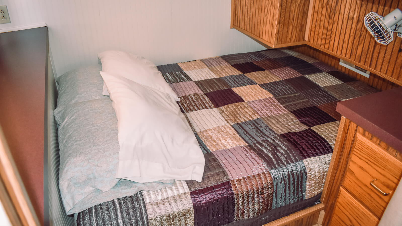 Bedroom in the S&S Rentals Riverview 58' Houseboat