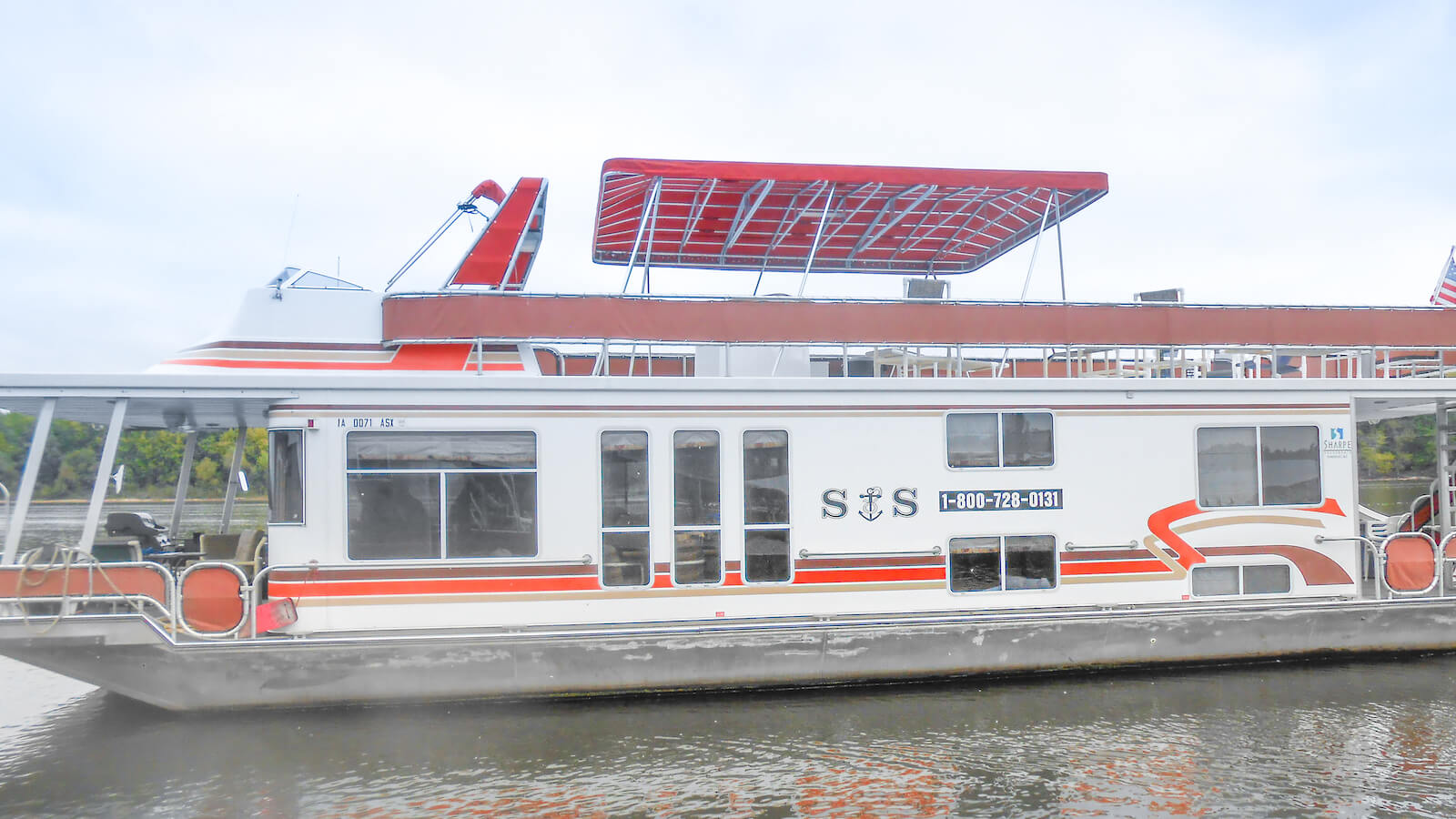 S&S Rentals Party Top Sharpe Houseboat floating in the Mississippi River